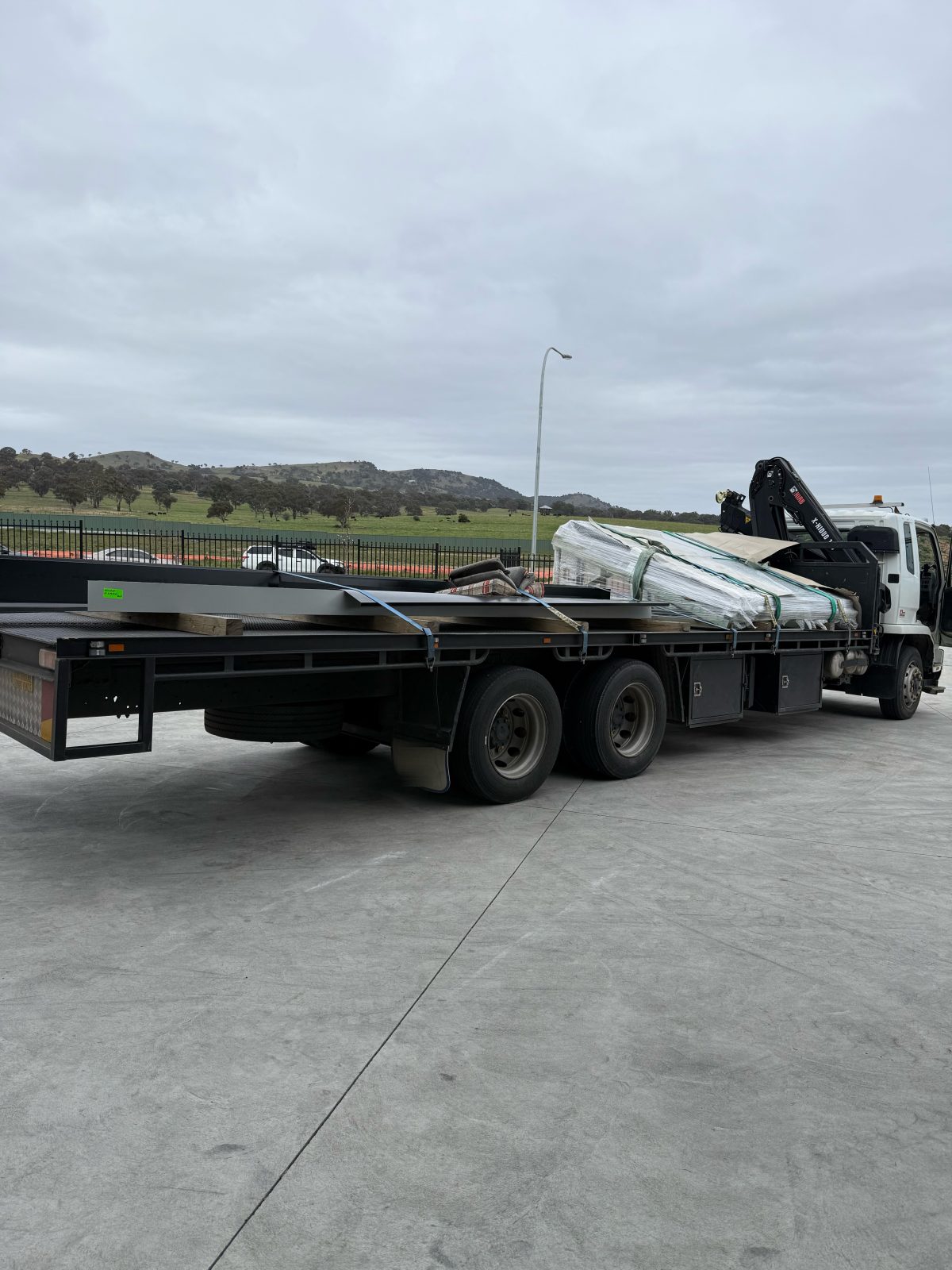 Long-tray crane truck loaded for delivery